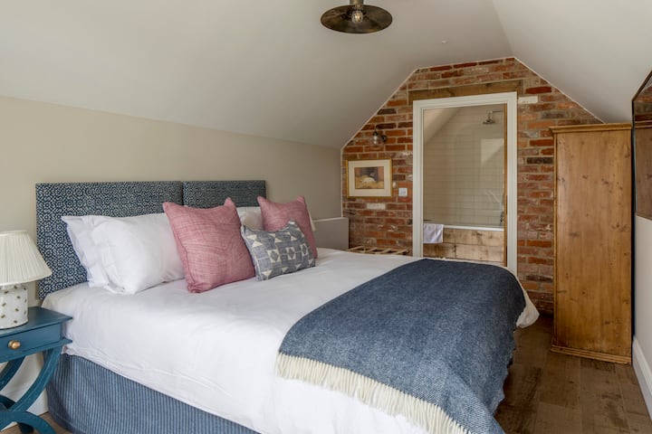 غرفة النوم 4 (يمكن ترتيبها كغرفتين فرديتين أيضًا).