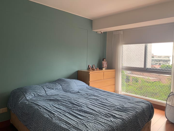 Glavna dvokrevetna soba s pogledom na drveće na aveniji Juan de Aliaga (danas Antonio Miroquesada).