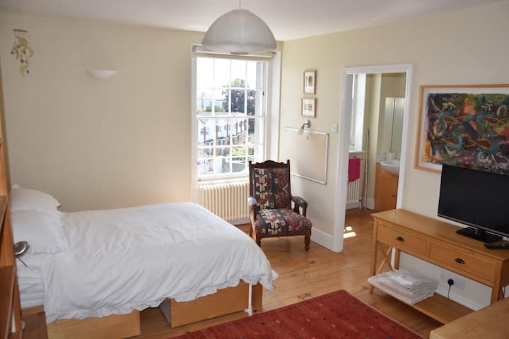 Chambre orientée plein sud au 2e étage, donnant sur la salle de bains privative.
