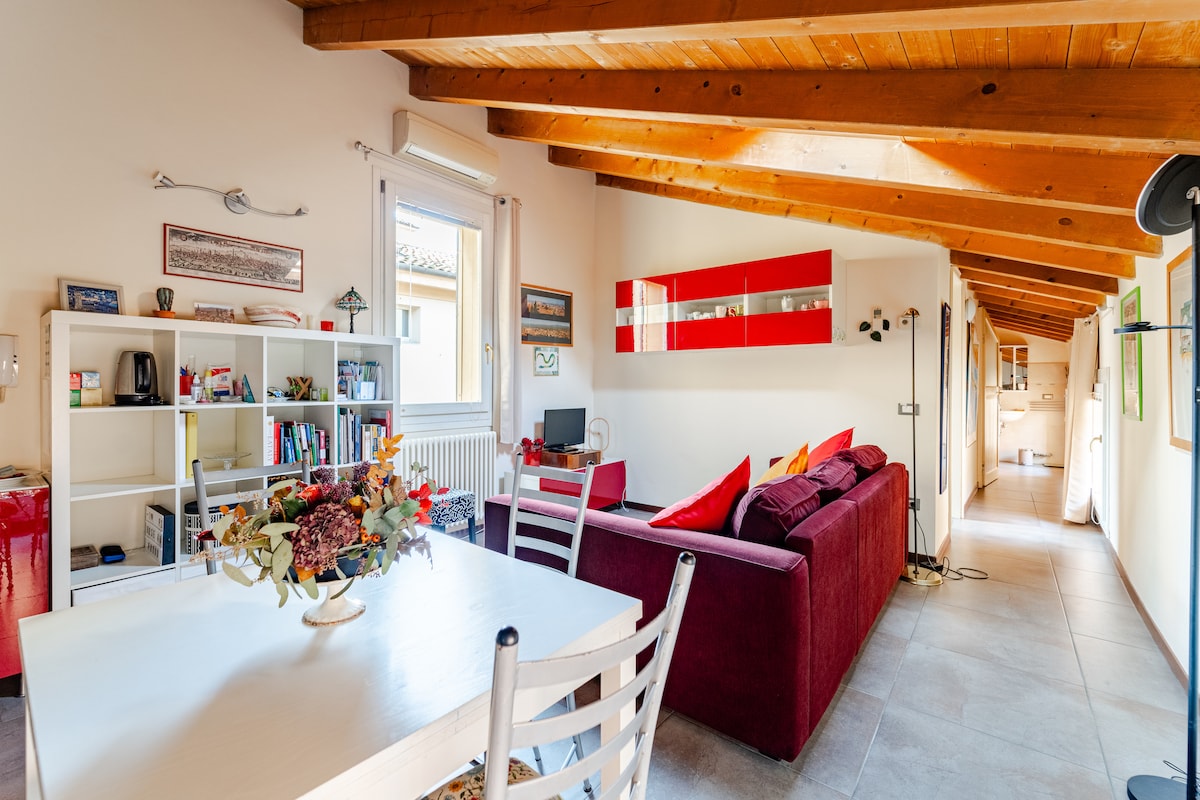Popular Airbnb listing: Angolo di Paradiso, Charming Flat near the Towers in Bologna