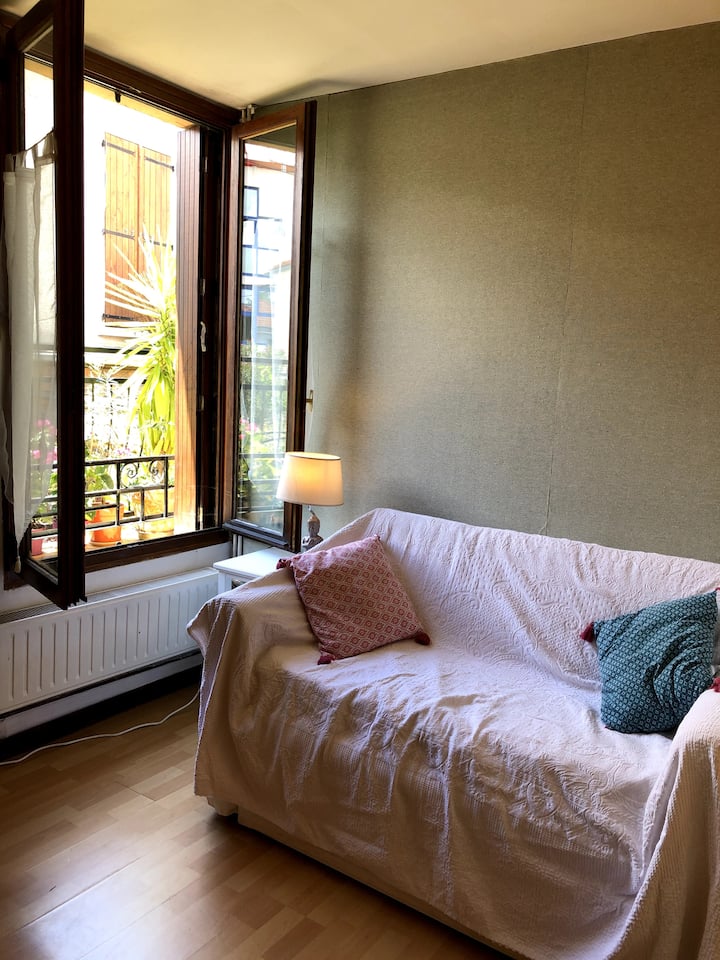 Дупли кауч на спуштање широк 120 см.
Ноќна масичка и ламба 
Поглед од прозорецот со поглед на цветниот балкон
