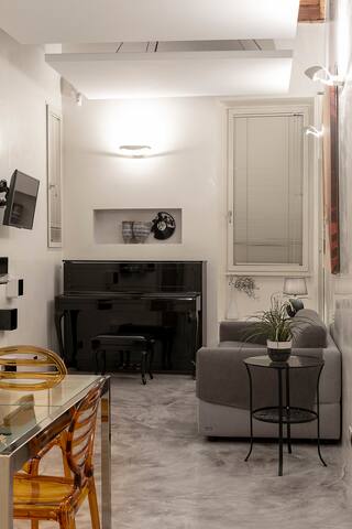 Stylish Trevi Fountain apartment with terrace gallery image 4