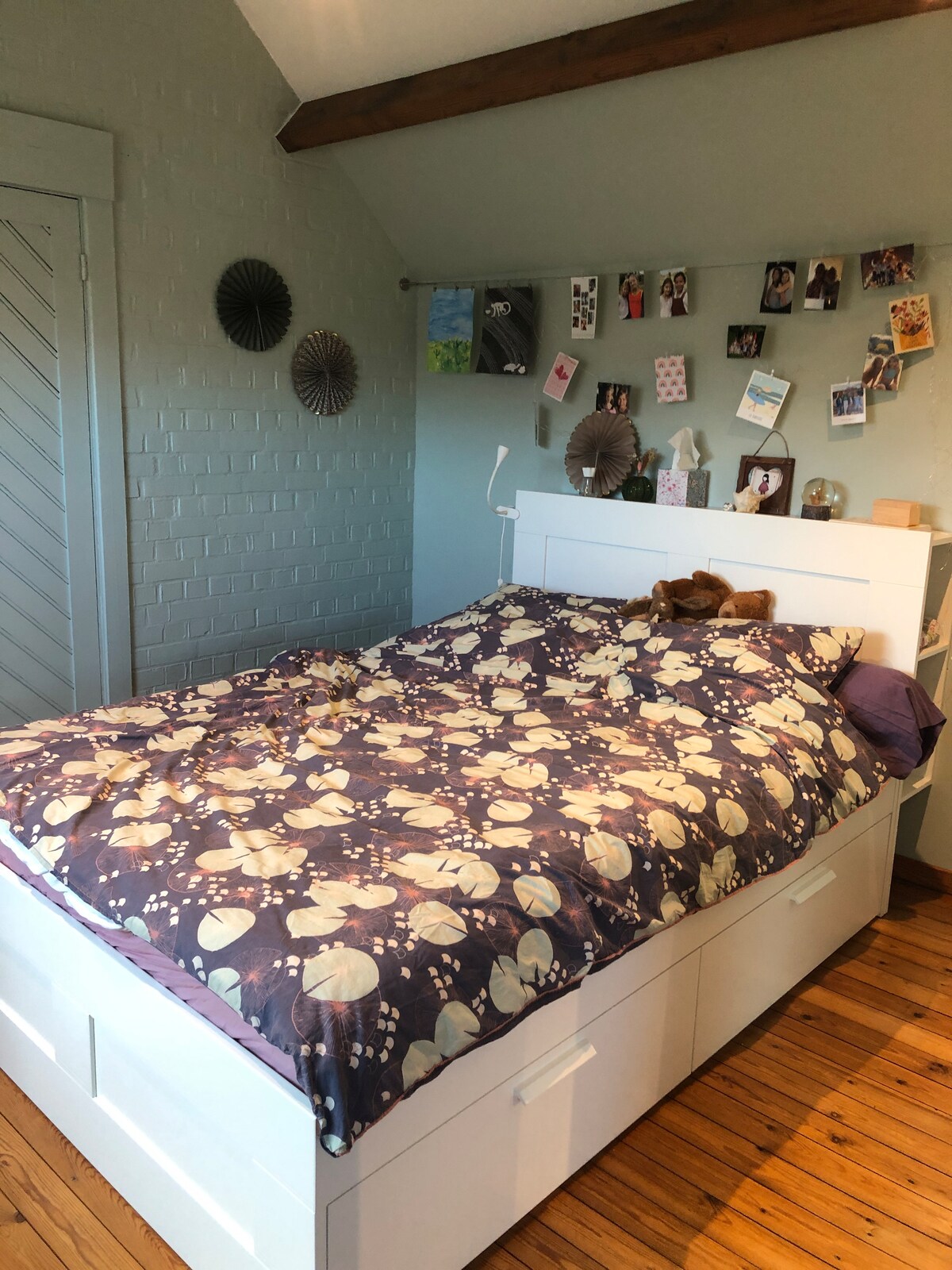 ห้องของลูซ:
เตียง 140 ซม. ห้องนี้สื่อสารกับห้องของโรบินสันแต่ก็มีทางเข้าส่วนตัวด้วย