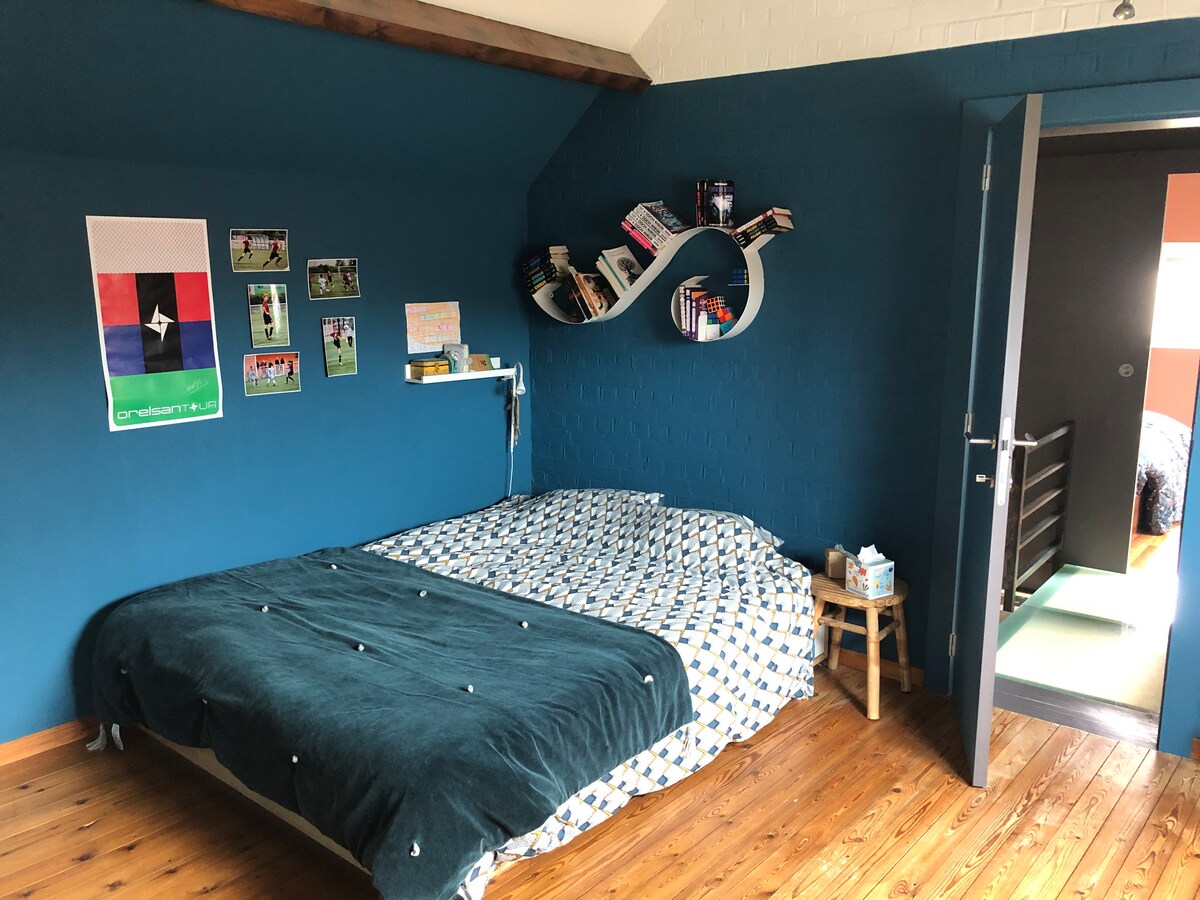 ห้องของโรบินสัน:
เตียงขนาด 160 ซม. ซึ่งวางไว้กับผนังในรูปแต่มักจะพิงกับผนังอีกด้านหนึ่ง (หัวเตียงติดกับผนัง)
ห้องนี้สื่อสารกับห้องของลูซแต่ก็มีทางเข้าส่วนตัวด้วย 