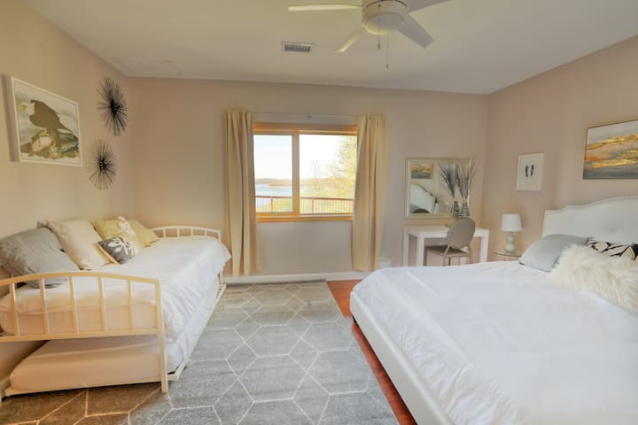 Bald Eagle Room - King Bed + 2 single beds, window with lake views