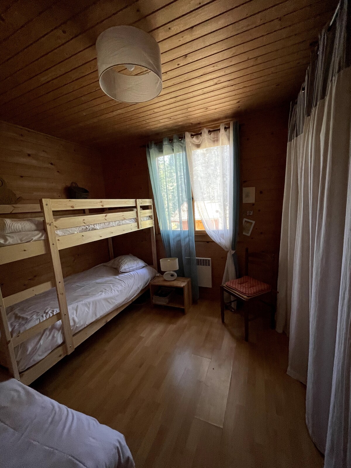 habitaciones 3 camas de 90 cm con gran armario de almacenamiento 