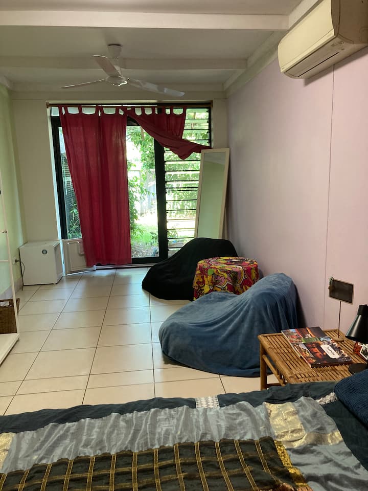 חדר שינה עם מיטת קווין סייז וגישה לחצר האחורית/כניסה/יציאה משלו