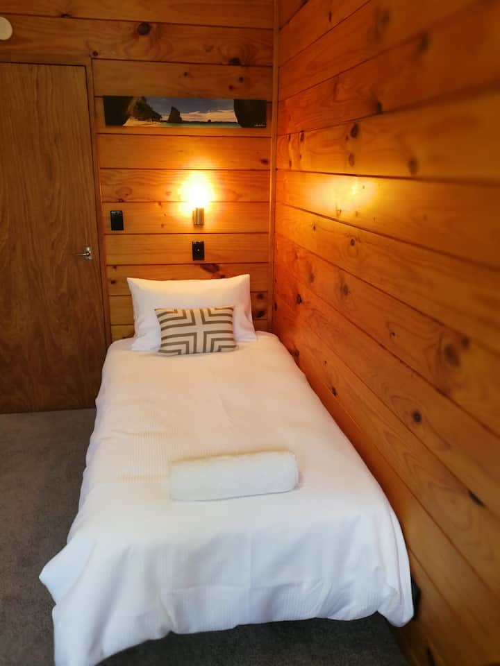 单人卧室，有一个舒适的角落，可以泡茶和咖啡。