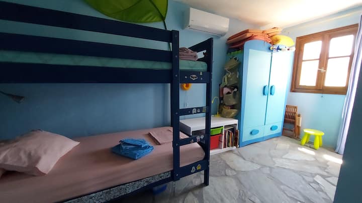 Chumba cha kulala cha watoto kina vitanda vya ghorofa (lit superposé) kwenye ghorofa ya juu. Kitanda kilicho mbali kinaweza kuwekwa.
Inalala hadi watu 3.