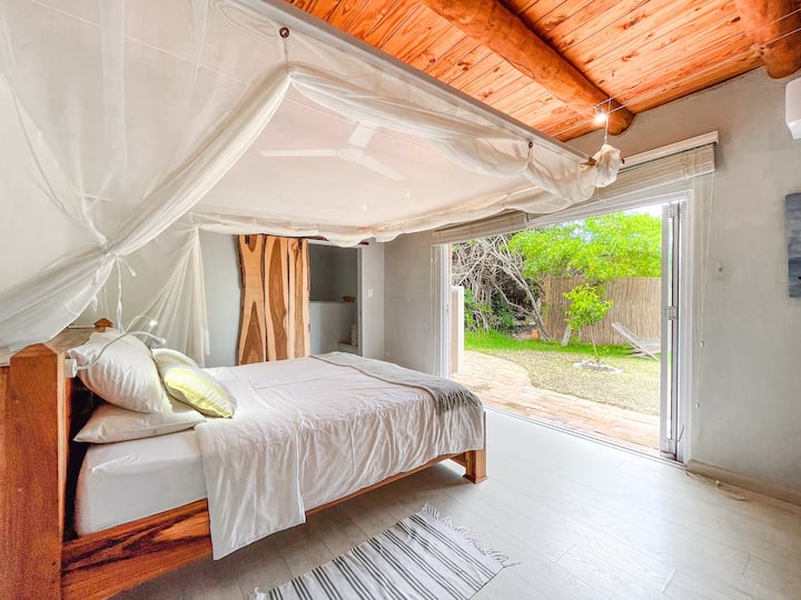 ห้องนอนชั้นล่าง 2 ชั้นพร้อมห้องน้ำในตัวและพื้นที่อาบน้ำกลางแจ้ง  มองเห็นสวนด้านข้าง  ห้องนอนทุกห้องมีมุ้งพัดลมติดเพดานและเครื่องปรับอากาศ