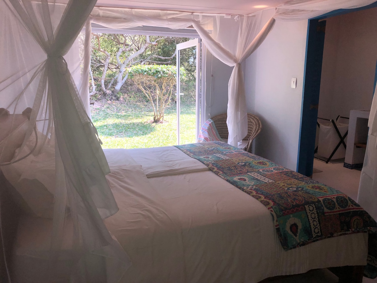 Двокреветна соба на приземје, со пристап до страничната градина.