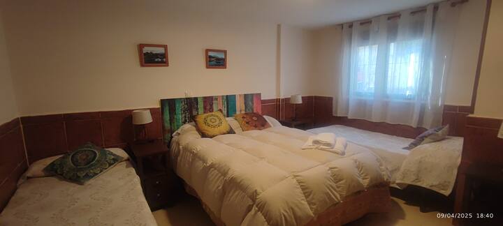 Spavaća soba s bračnim krevetom ili dva odvojena kreveta, kupaonica s tušem