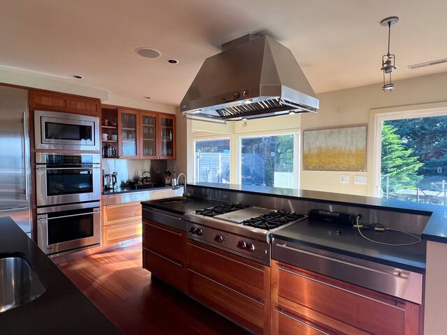 Luxury Queen Anne 3bd2ba Sunset&Sea View Furnished gallery image 2