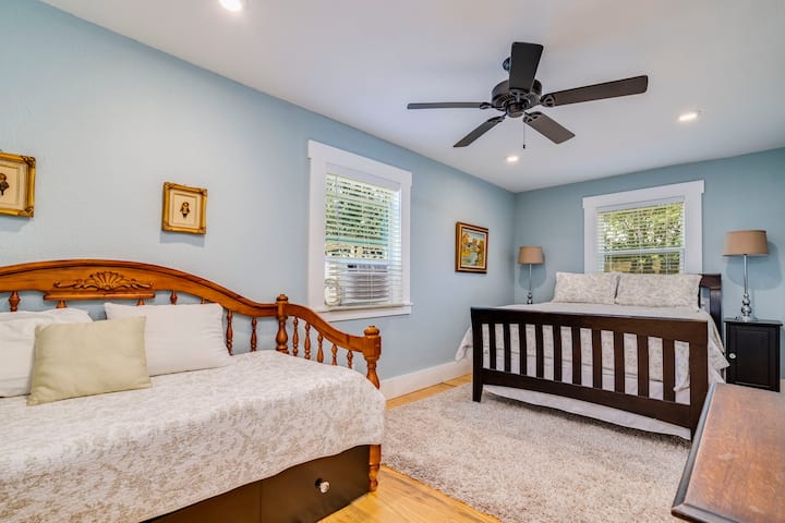 El dormitorio trasero tiene su propio baño privado adjunto con una cama tamaño queen y una cama individual con una cama nido debajo.  Perfecto para familias con niños o niños de corazón a los que les gusta la fiesta de pijamas :)