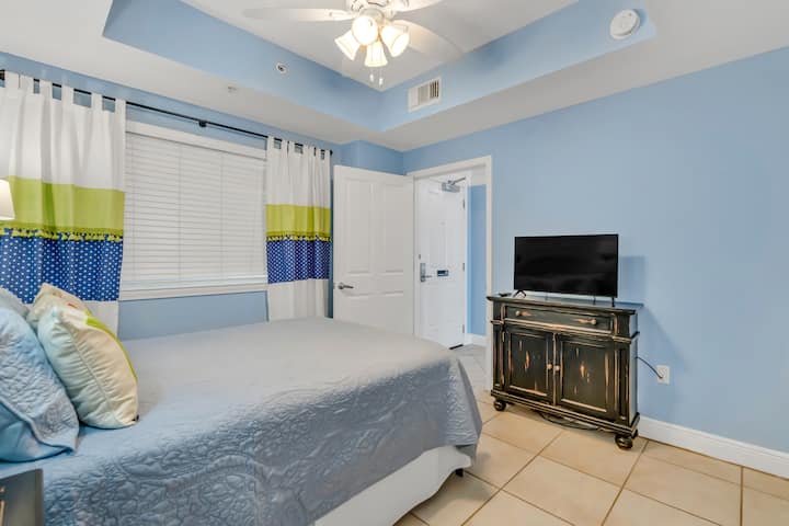 第二间卧室位于门厅旁边，有独立入口，可从门厅进入，也可进入客用卫生间。  这里还有一台智能平板电视。