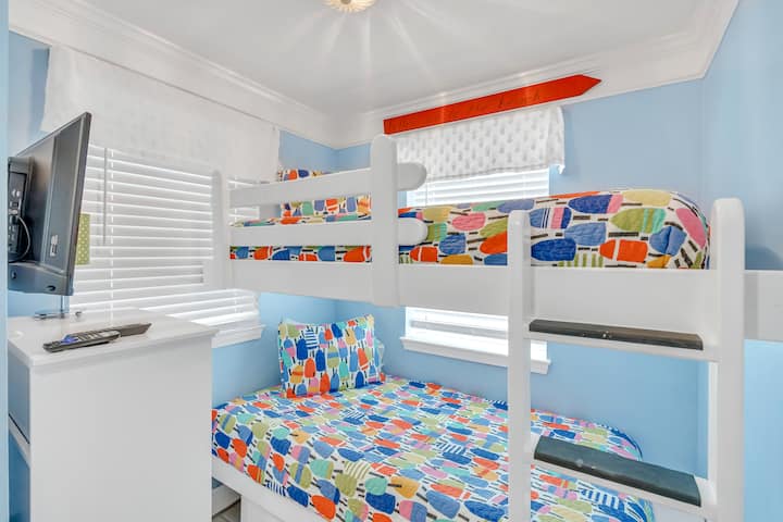 温馨多彩！这间令人愉悦的双层床房非常适合儿童或额外房客入住，配有智能平板电视，可在海滩度过一天后观看电影。