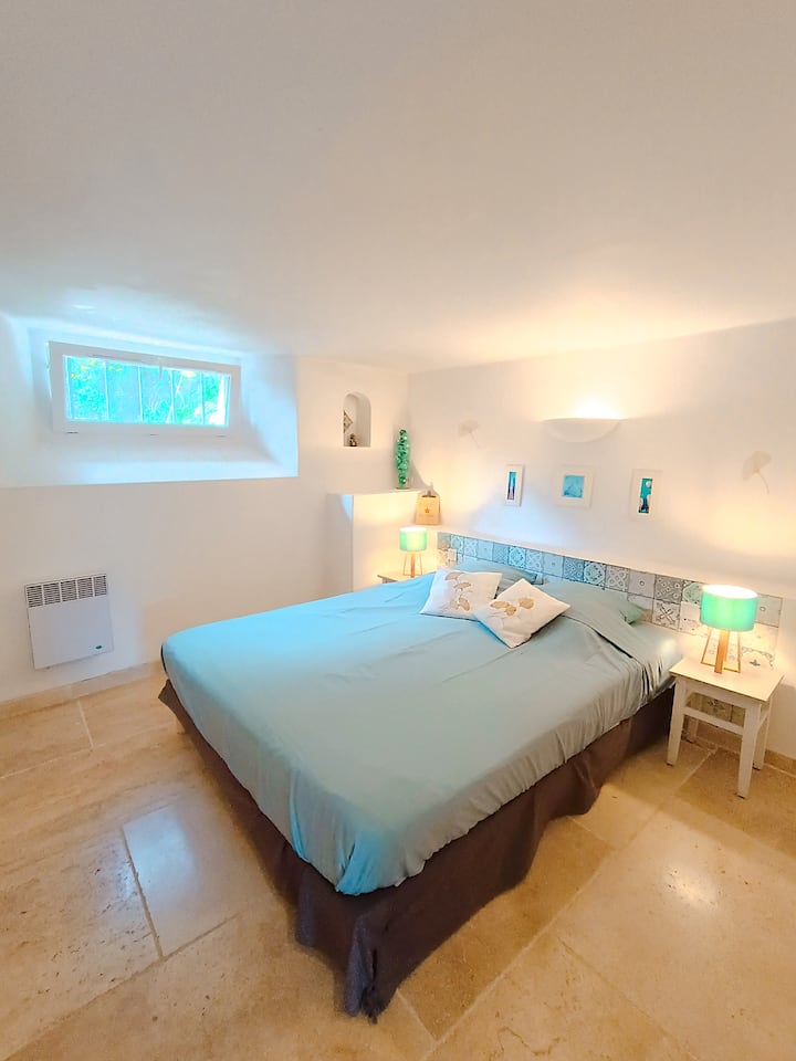 主卧，标准双人床。
-充足的储物空间