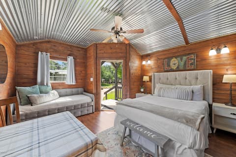 Tiny House Cozy Retreat 20 min to Waco Attractions