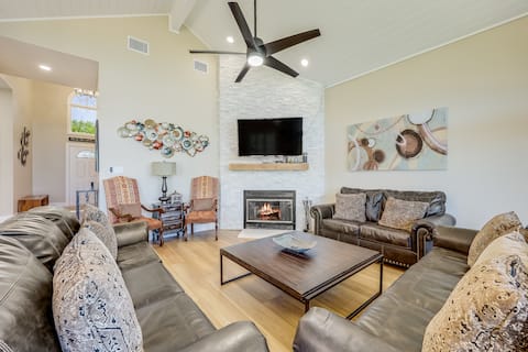 Popular Airbnb listing: Waterfront Estate-7BR, dock, Cliff jump, 6000sqft in Lago Vista