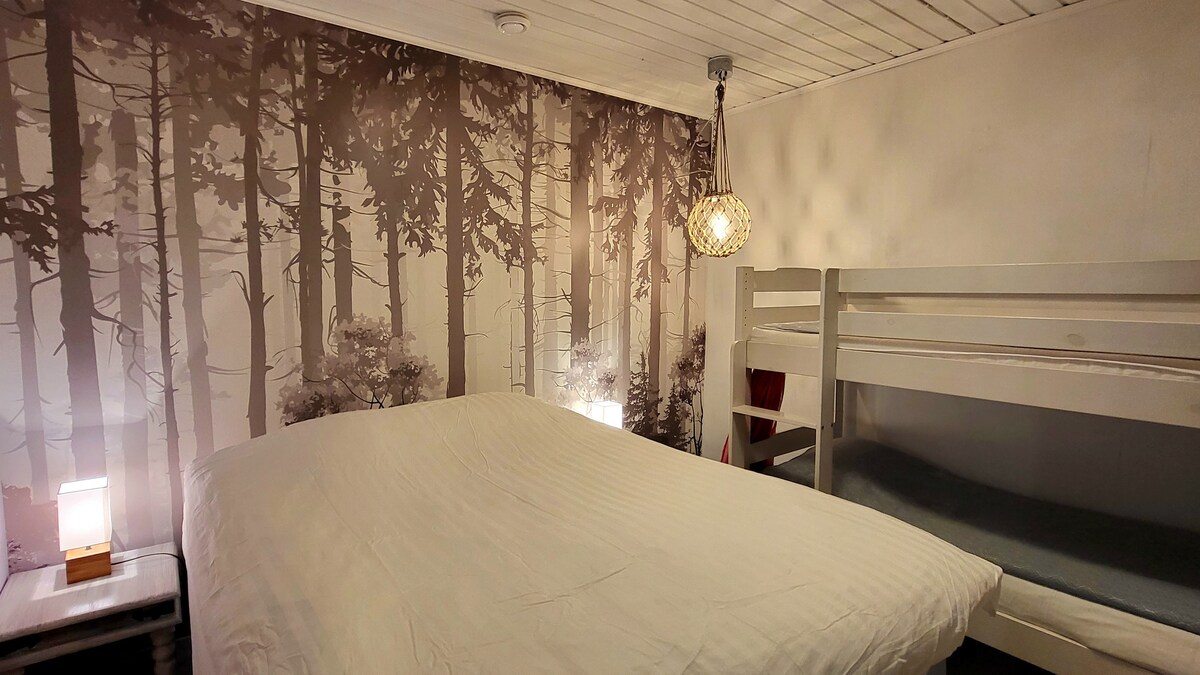 เตียงคู่และเตียงสองชั้นในห้องสำหรับครอบครัว