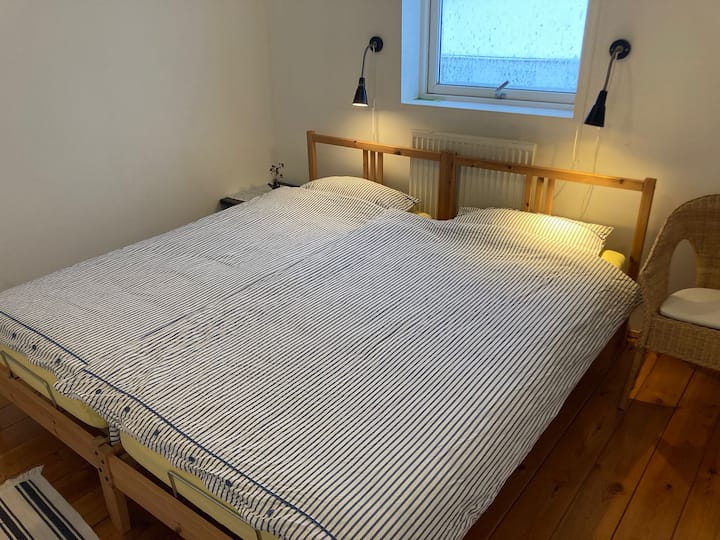 เตียงเดี่ยวสองเตียงดันเข้าด้วยกัน...