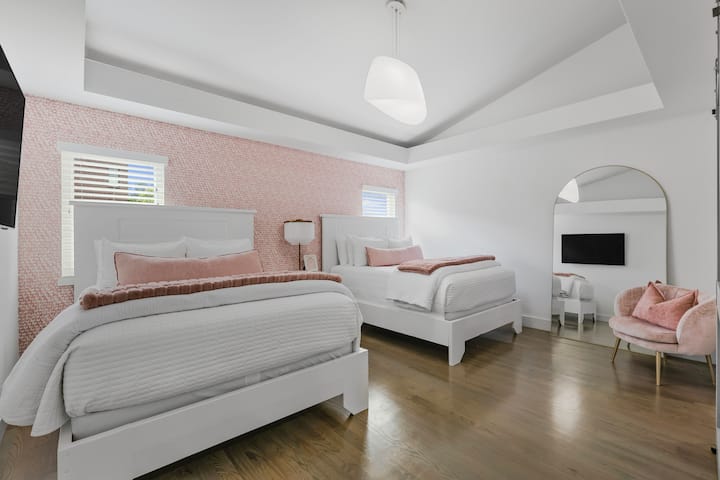 三楼主卧，配备2张标准双人床、全套卫生间、电视和步入式衣橱