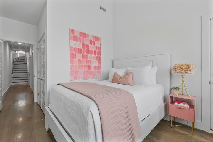 二楼标准双人床卧室，配备电视、衣柜和私人阳台！