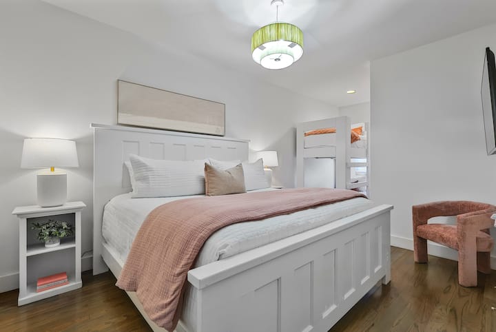 二楼加大双人床卧室，配备电视、双层床和衣柜！