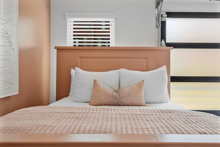 二楼卧室配备1张加大双人床、1张标准双人床、电视、衣橱和时尚的车库风格门！