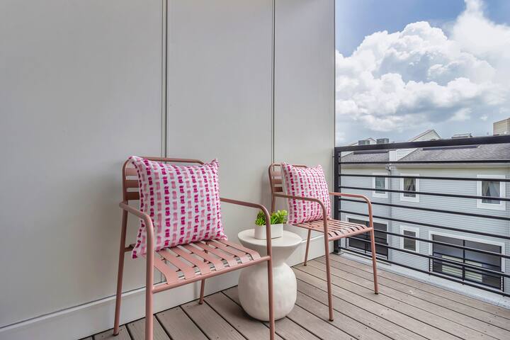 The Babe House! – 2 miles to Broadway/Sleeps 12! gallery image 4