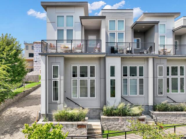 The Babe House! – 2 miles to Broadway/Sleeps 12! gallery image 2