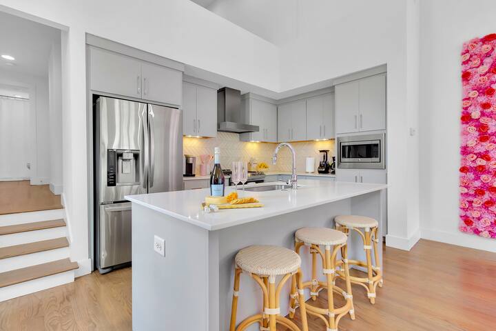 The Babe House! – 2 miles to Broadway/Sleeps 12! gallery image 5