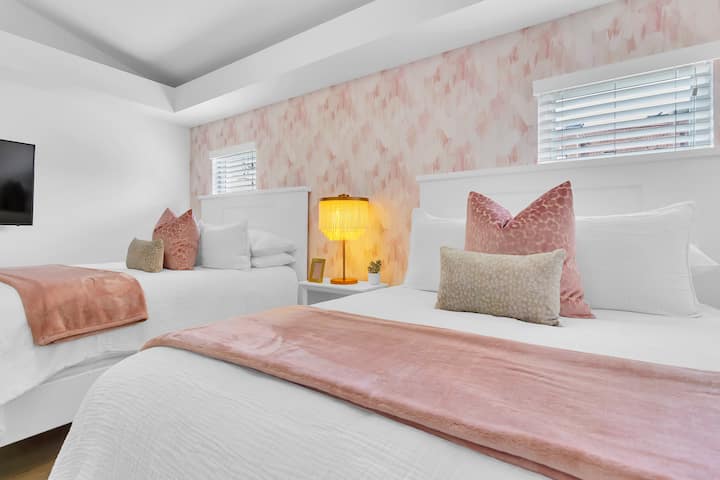 3rd Floor Master 2 Queen Bedroom w/ en suite bathroom, TV, and walk-in closet!