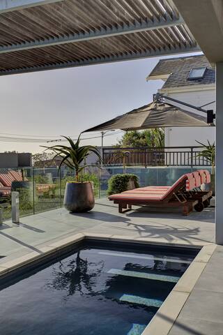 Ultra modern Camps Bay Beach House gallery image 4