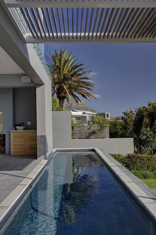 Ultra modern Camps Bay Beach House gallery image 3