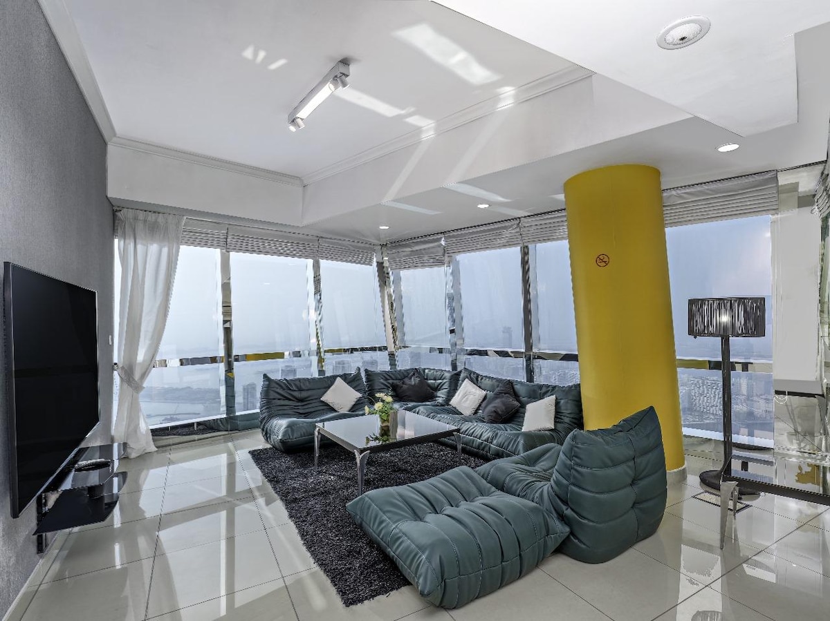 Popular Airbnb listing: Top floor luxury 2 BR Ocean Heights full seaview in Dubai Marina