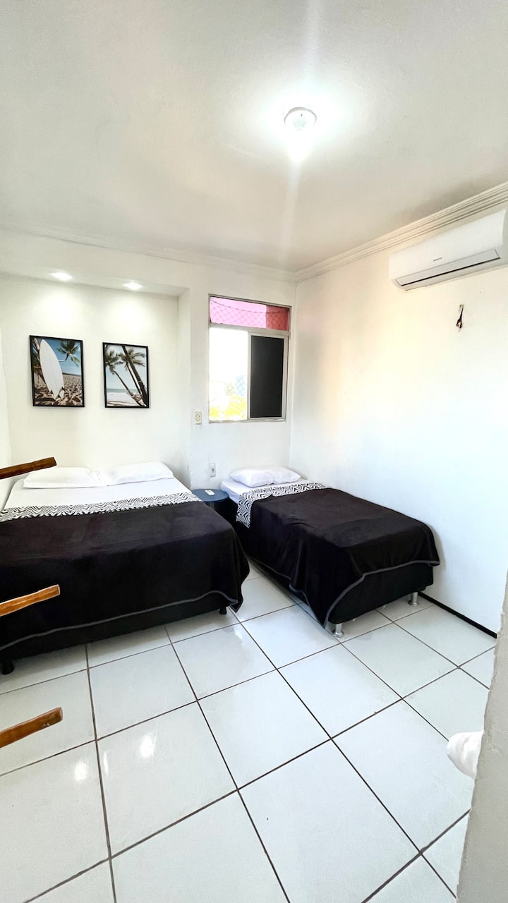 Suite 1 = 1 cama doble, 1 cama individual, 1 mesa, perchas, aire acondicionado, sábana ajustable y sábana individual según el número de personas informadas en Airbnb, que está organizado. Las mantas se entregan dobladas en cada habitación y no en las camas.