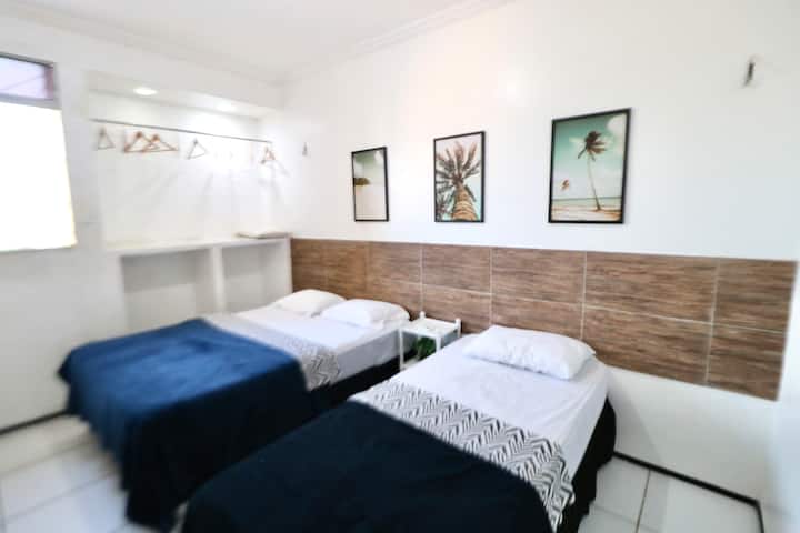 3er dormitorio = 1 cama doble, 1 cama individual, 1 mesa, perchas, aire acondicionado, sábana ajustable y sábana individual según el número de personas informadas en Airbnb, que está arreglado. Las mantas se entregan dobladas en cada habitación y no en las camas.