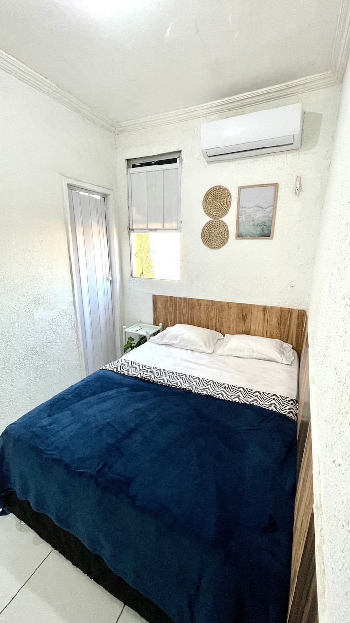 Suite 2 = 1 cama doble, 1 mesa, perchas, aire acondicionado, puf, sábana ajustable y sábana individual de acuerdo con el número de personas informadas en Airbnb, que está arreglado. Las mantas se entregan dobladas en cada habitación y no en las camas.