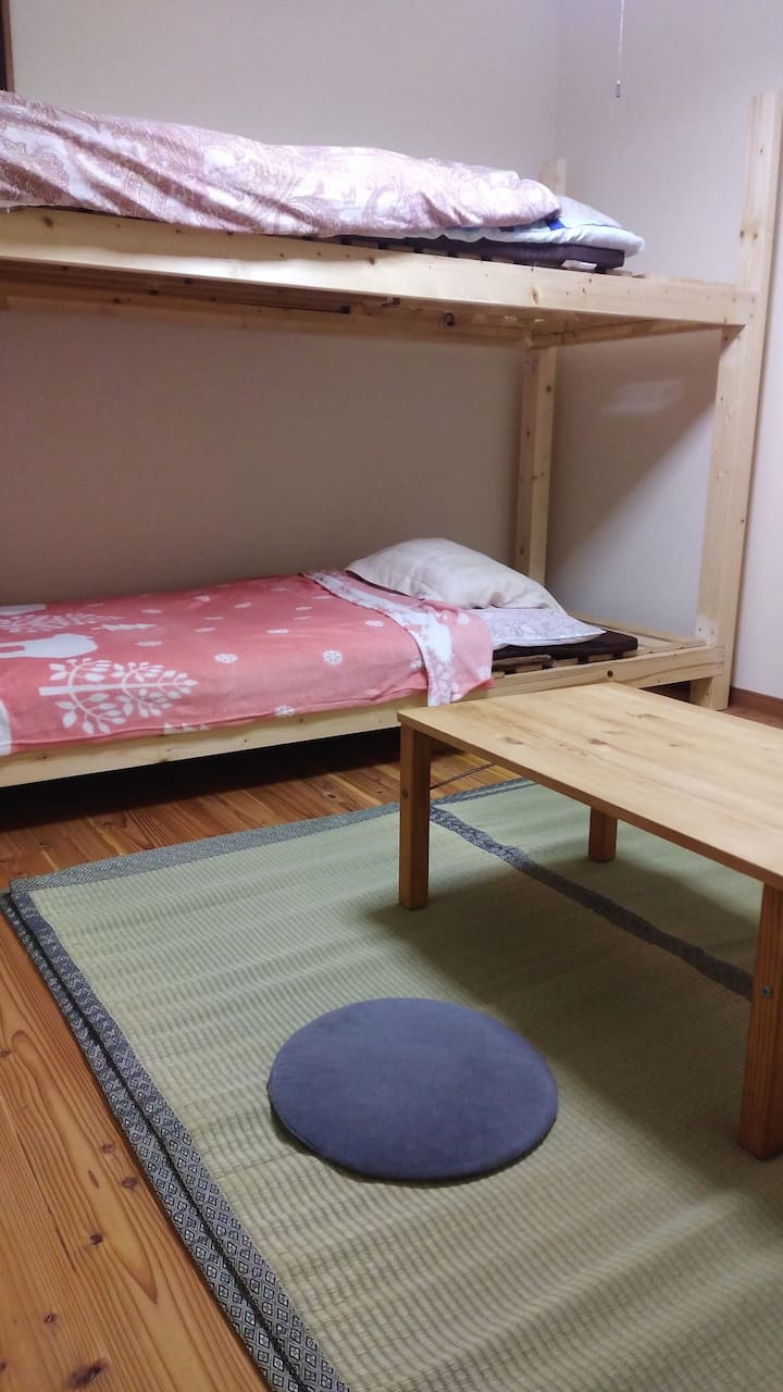 solo 1 grupo puede quedarse en mi casa. 2 personas por este dormitorio. Si estás de acuerdo con dormir en el piso con futón, pueden quedarse hasta 3 personas.