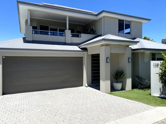 Amazing Group Stay! 2 Kitchens, 6 b/r,4 bathrooms!