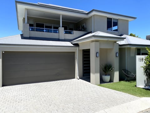 Amazing Group Stay! 2 Kitchens, 6 b/r,4 bathrooms!