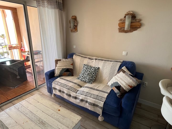 Le rapido convertible assure un couchage confortable même à 2, avec un surmatelas dodo, les oreilles et le linge de lit se situent dans le coffre, qui fait espace de rangement selon couchage ou salon