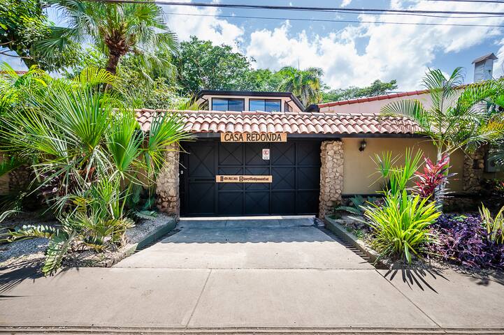 Casa Redonda Tamarindo, 1/2 block from beach, CR