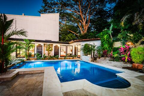 Casa Redonda Tamarindo, 1/2 block from beach, CR