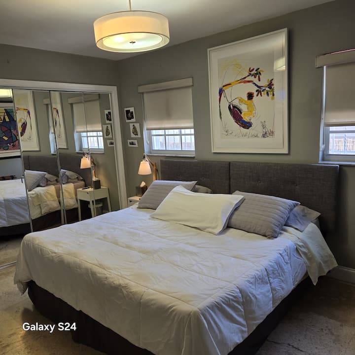 Chambre - cette chambre peut accueillir un lit King Size ou deux grands lits jumeaux.