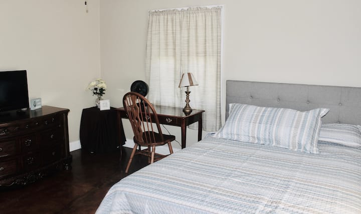 Letto matrimoniale, comò e tv. La scrivania è stata trasferita nella camera da letto principale 1