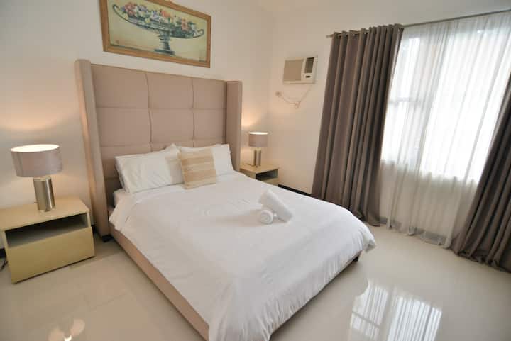 Zimmer B: Mittleres Schlafzimmer (Queensize-Bett)