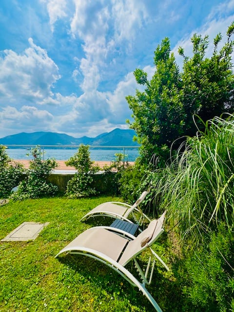 Frontlake Lounge at Dock house