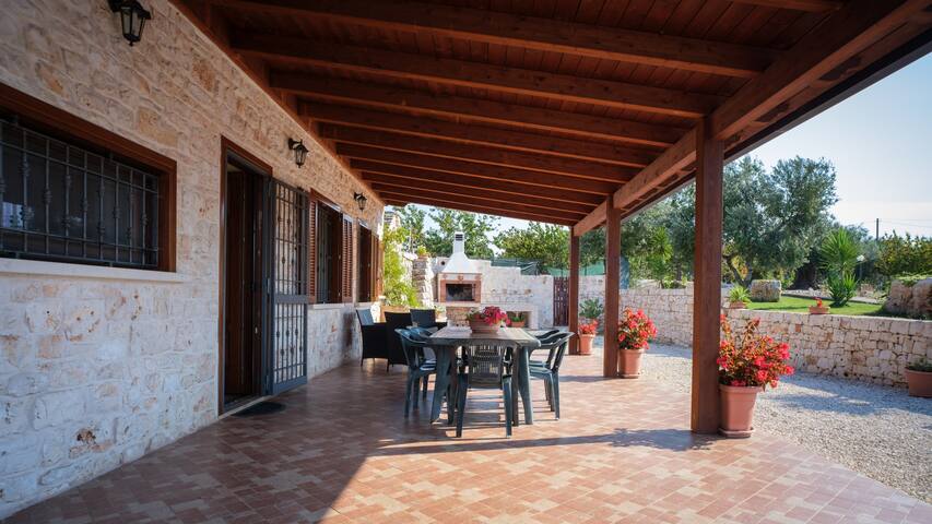 Trullo e casa in pietra con piscina e ulivi gallery image 3